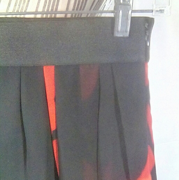 Vince Camuto Black Reds Cream Abstract Print  Stretch Waistband Skirt Size 4P - Picture 2 of 5